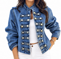 Chaqueta vaquera con botones simétricos