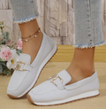 Mocasines casuales de punto para mujer con hebilla metálica.