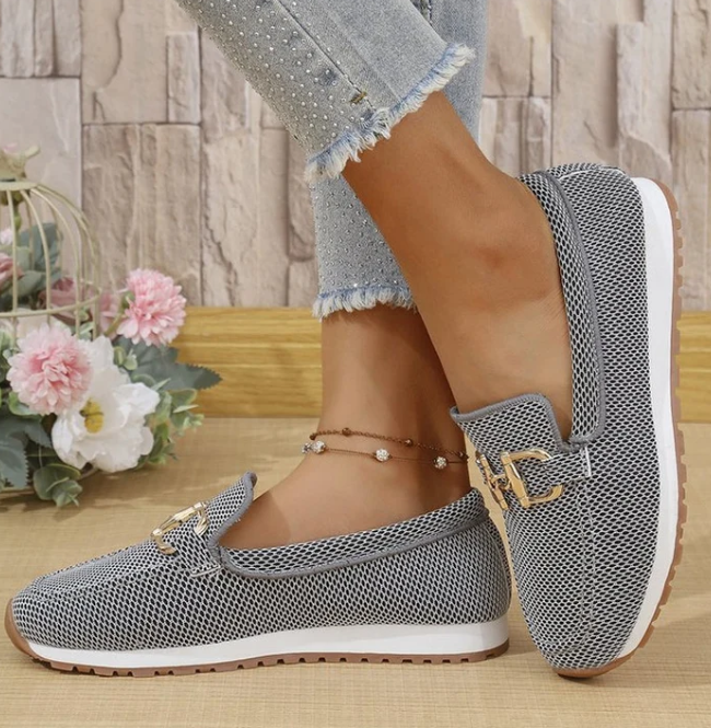 Mocasines casuales de punto para mujer con hebilla metálica.