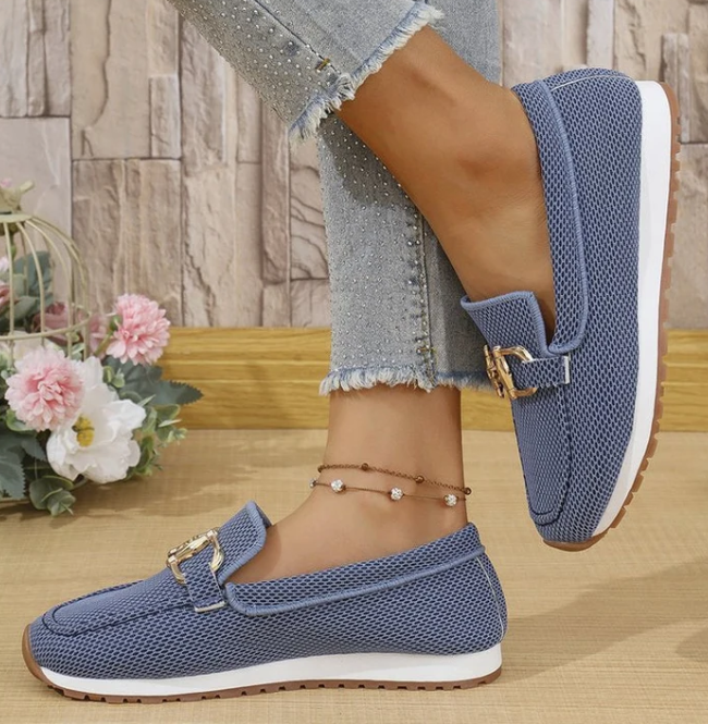 Mocasines casuales de punto para mujer con hebilla metálica.