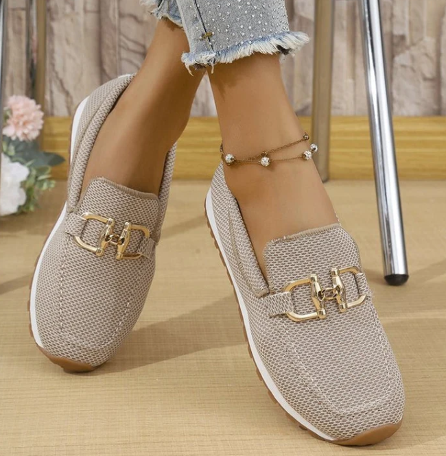 Mocasines casuales de punto para mujer con hebilla metálica.